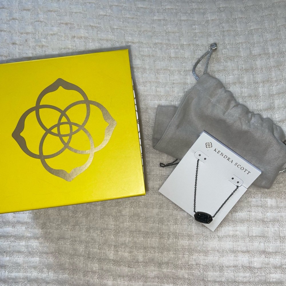 Kendra Scott necklace